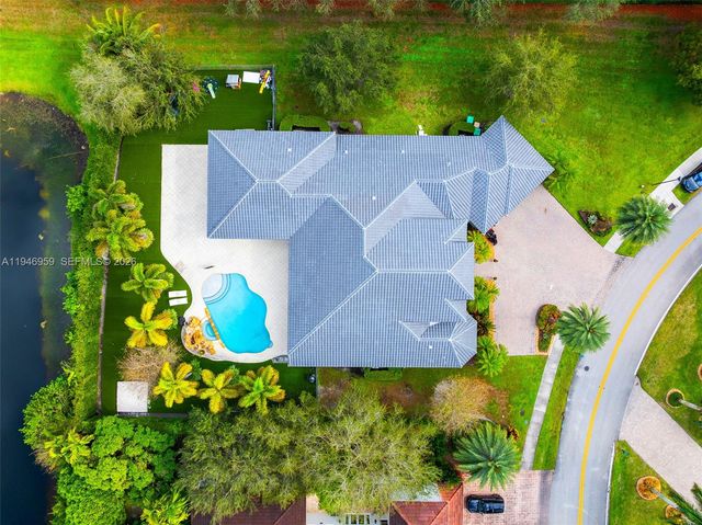 12401 N Stonebrook Cir, Davie, FL 33330