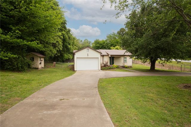 8504 Goose Creek Road, Fayetteville, AR 72704