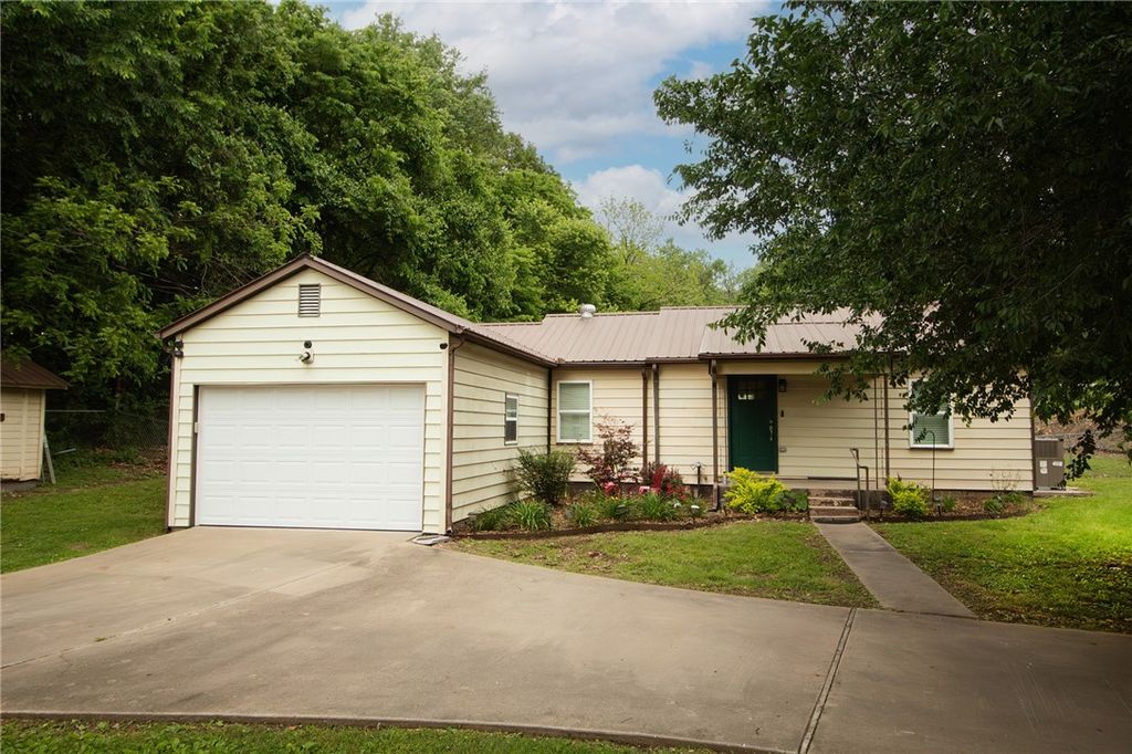 8504 Goose Creek Road, Fayetteville, AR 72704