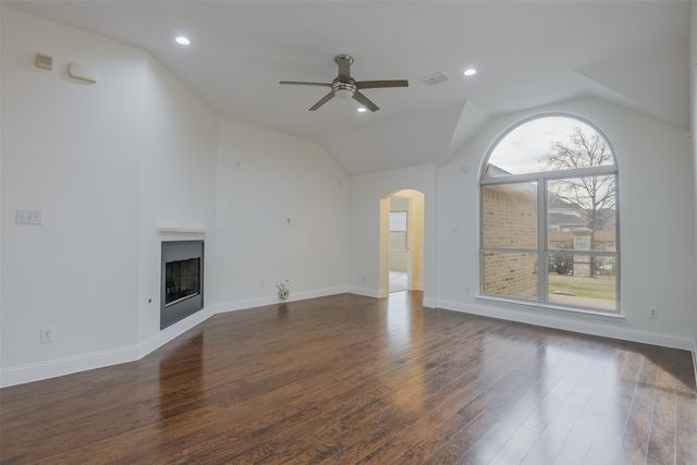 2727 Waterway Drive, Grand Prairie, TX 75054