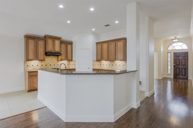 2727 Waterway Drive, Grand Prairie, TX 75054