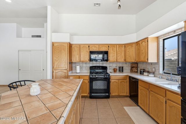 1735 W Avenida De Amelia, Sahuarita, AZ 85629