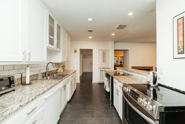 1615 S Delaware Avenue, Springfield, MO 65804