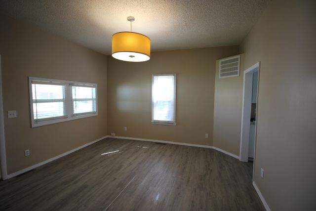 2243 N Kellett Avenue, Springfield, MO 65803