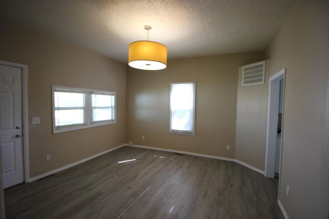 2243 N Kellett Avenue, Springfield, MO 65803