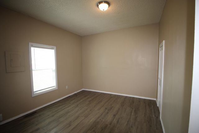 2243 N Kellett Avenue, Springfield, MO 65803