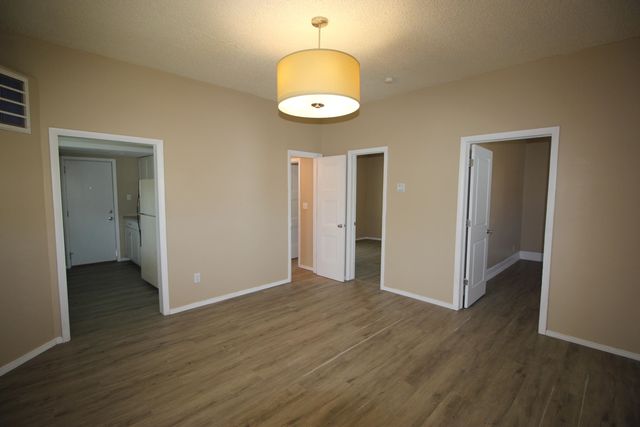 2243 N Kellett Avenue, Springfield, MO 65803