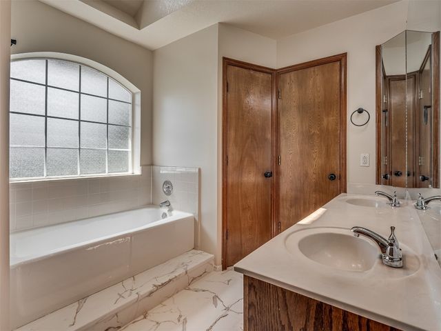 400 Ryan Way, Edmond, OK 73003