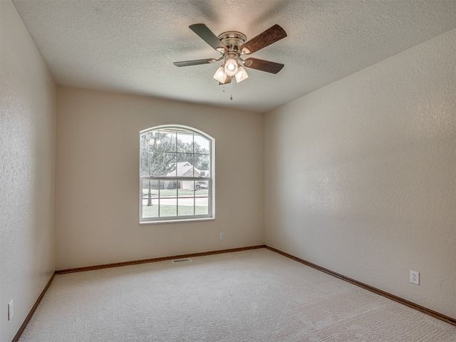 400 Ryan Way, Edmond, OK 73003