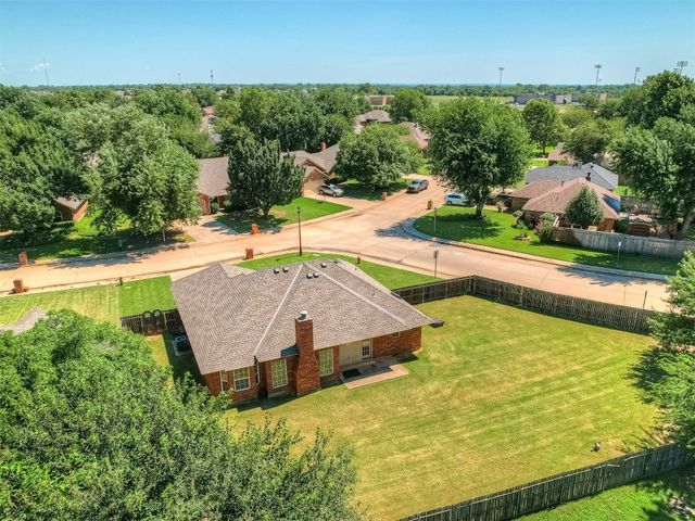 400 Ryan Way, Edmond, OK 73003