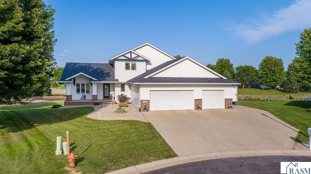 120 Callaway Court, Mankato, MN 56001