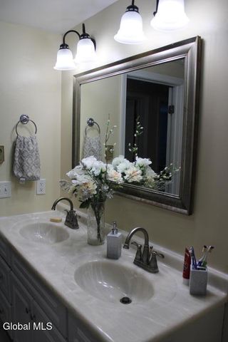 5764 Amsterdam Road, Schenectady, NY 12302