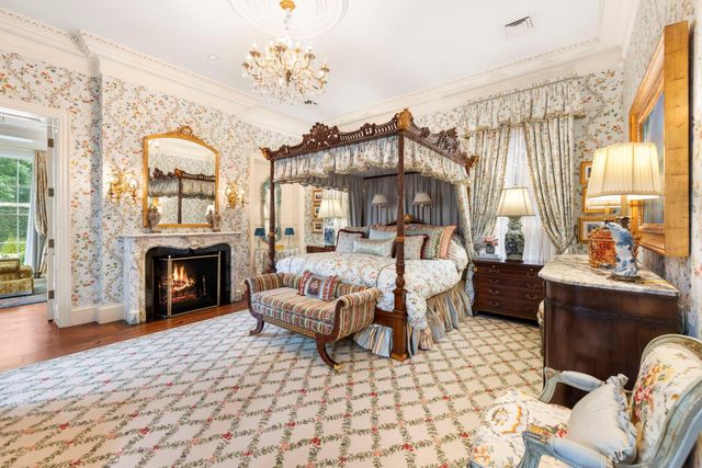 2 Grand Colonial Drive, The Woodlands, TX 77382