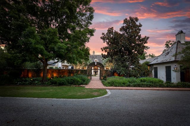 2 Grand Colonial Drive, The Woodlands, TX 77382