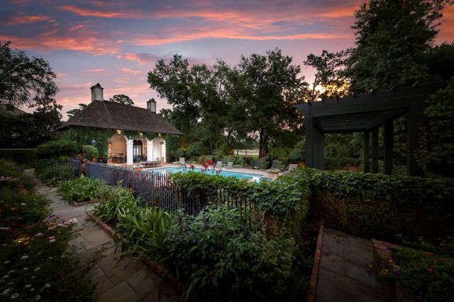 2 Grand Colonial Drive, The Woodlands, TX 77382