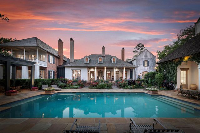 2 Grand Colonial Drive, The Woodlands, TX 77382