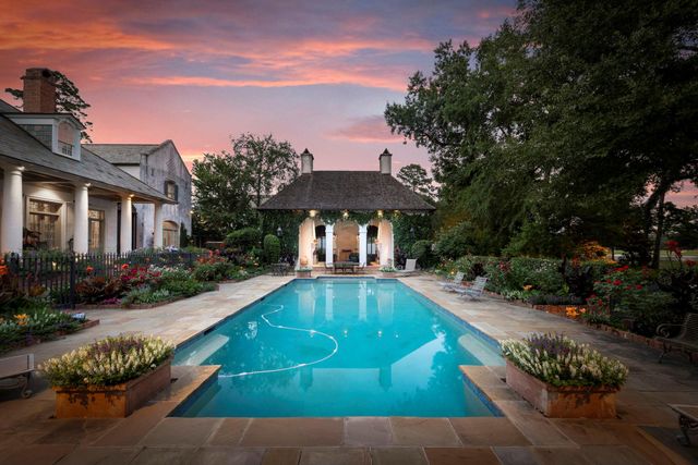 2 Grand Colonial Drive, The Woodlands, TX 77382