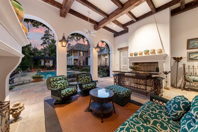 2 Grand Colonial Drive, The Woodlands, TX 77382