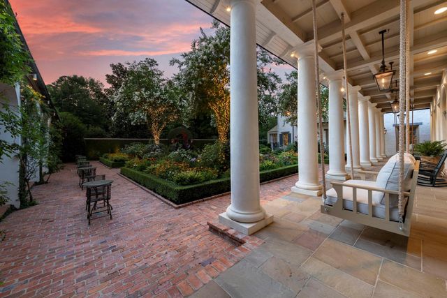 2 Grand Colonial Drive, The Woodlands, TX 77382