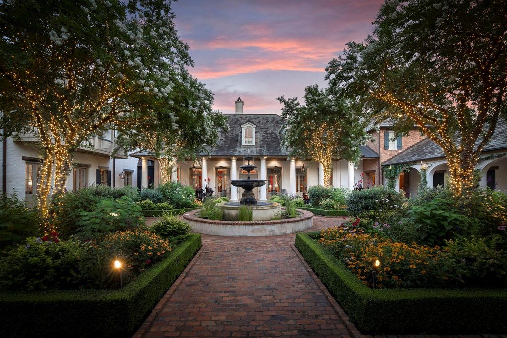 2 Grand Colonial Drive, The Woodlands, TX 77382