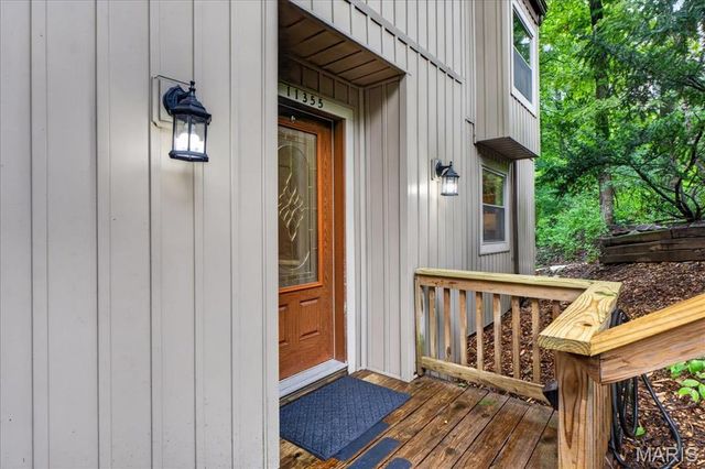 11355 Cragwold Road, Sunset Hills, MO 63122