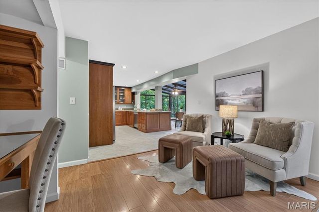 11355 Cragwold Road, Sunset Hills, MO 63122
