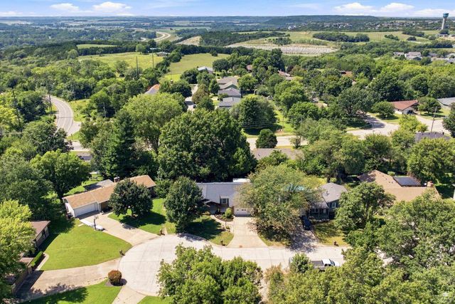 921 DeHoff Dr., Manhattan, KS 66502
