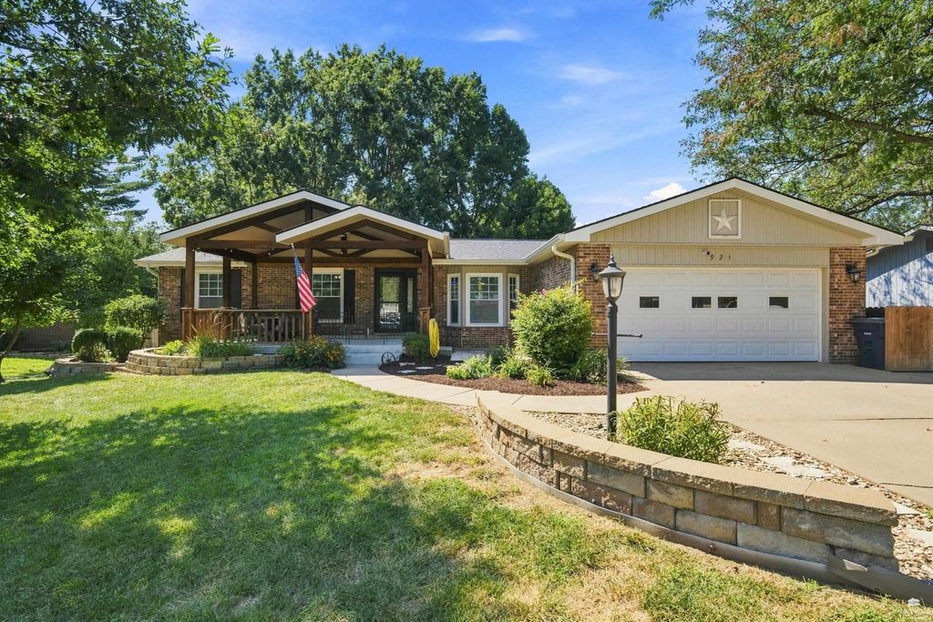 921 DeHoff Dr., Manhattan, KS 66502