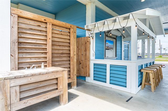 997 S Redfish Street, Crystal Beach, TX 77650