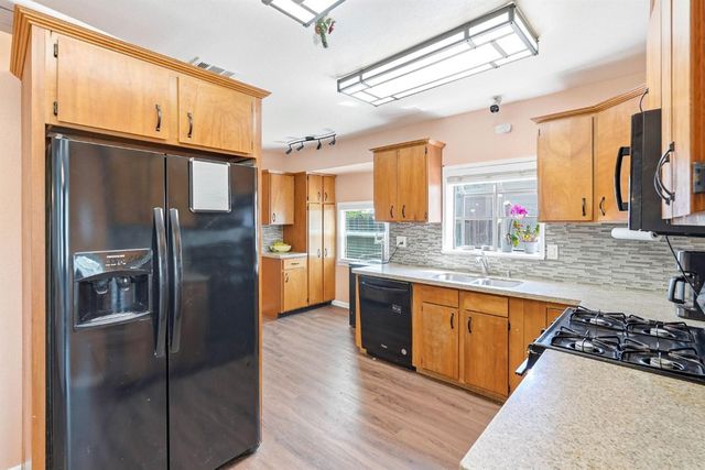 1815 Kenwood St, Sacramento, CA 95815