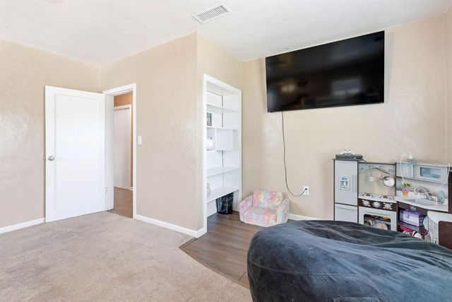 1815 Kenwood St, Sacramento, CA 95815