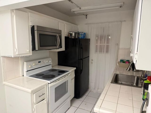 2420 Diana Dr 302, Hallandale Beach, FL 33009