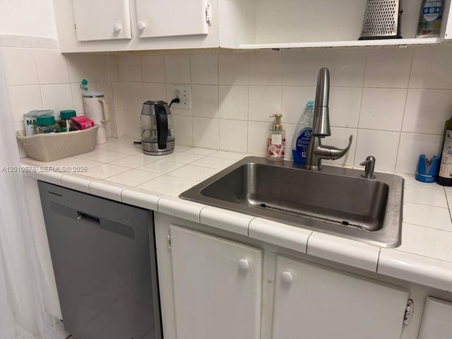 2420 Diana Dr 302, Hallandale Beach, FL 33009