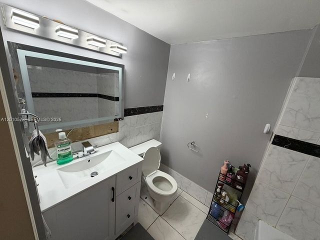 2420 Diana Dr 302, Hallandale Beach, FL 33009