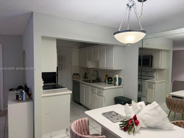 2420 Diana Dr 302, Hallandale Beach, FL 33009