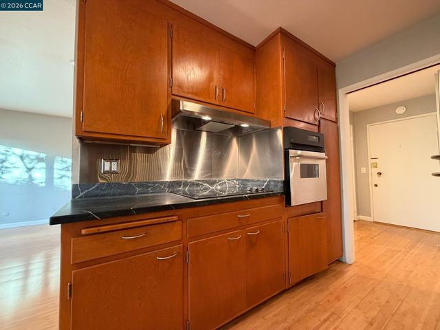 94 Bayo Vista Avenue 305, Oakland, CA 94611