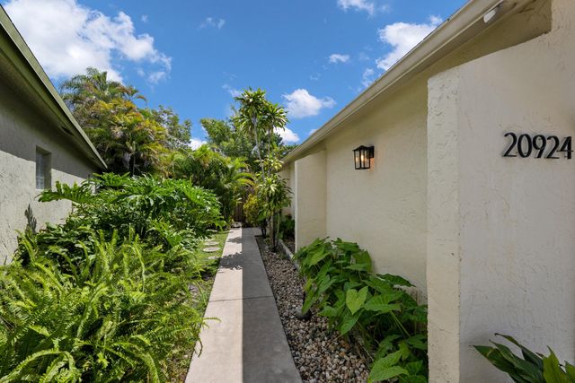 20924 N Springs Terrace, Boca Raton, FL 33428