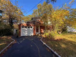 7 Pond Road, Holbrook, NY 11741