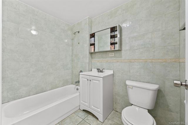 71-33 162nd Street 3F, Fresh Meadows, NY 11365