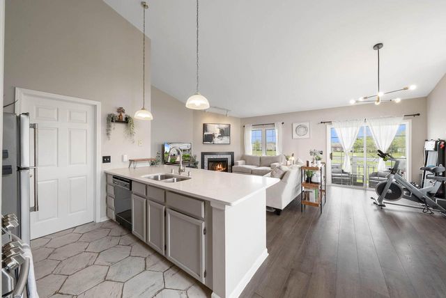 654 Geneva National AVENUE N #6-36, Lake Geneva, WI 53147