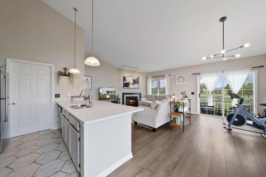 654 Geneva National AVENUE N #6-36, Lake Geneva, WI 53147