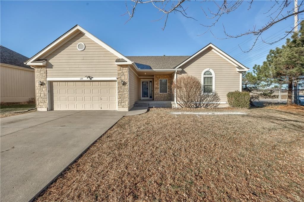 123 N Indian Wells Drive, Olathe, KS 66061