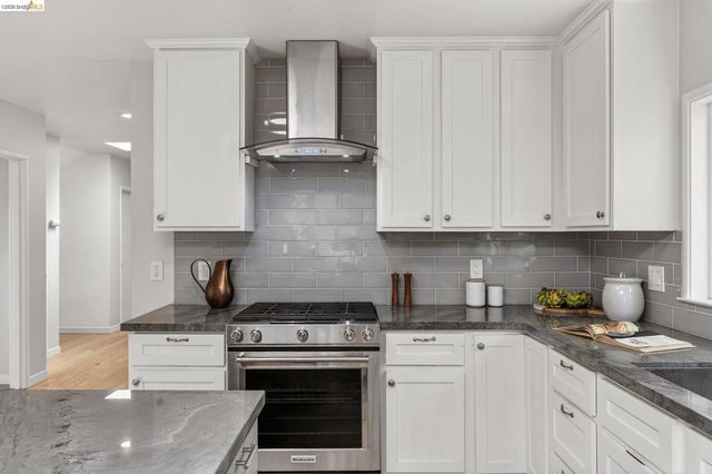 4451 Saint Andrews Rd, Oakland, CA 94605