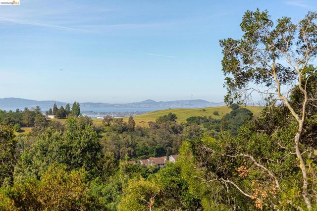 4451 Saint Andrews Rd, Oakland, CA 94605