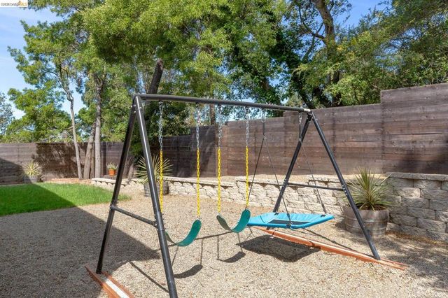 4451 Saint Andrews Rd, Oakland, CA 94605