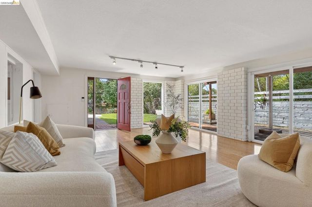 4451 Saint Andrews Rd, Oakland, CA 94605