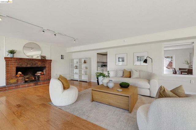 4451 Saint Andrews Rd, Oakland, CA 94605