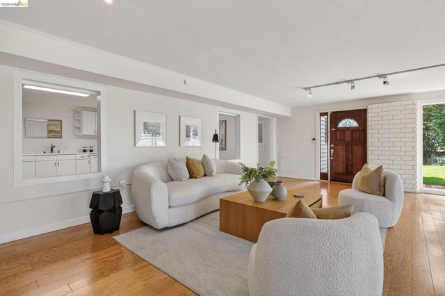 4451 Saint Andrews Rd, Oakland, CA 94605