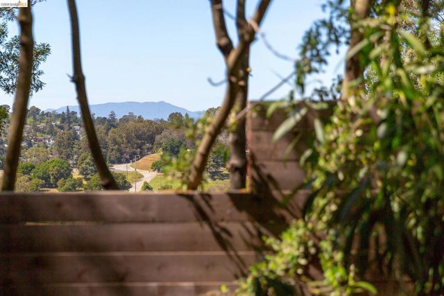 4451 Saint Andrews Rd, Oakland, CA 94605