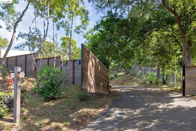 4451 Saint Andrews Rd, Oakland, CA 94605